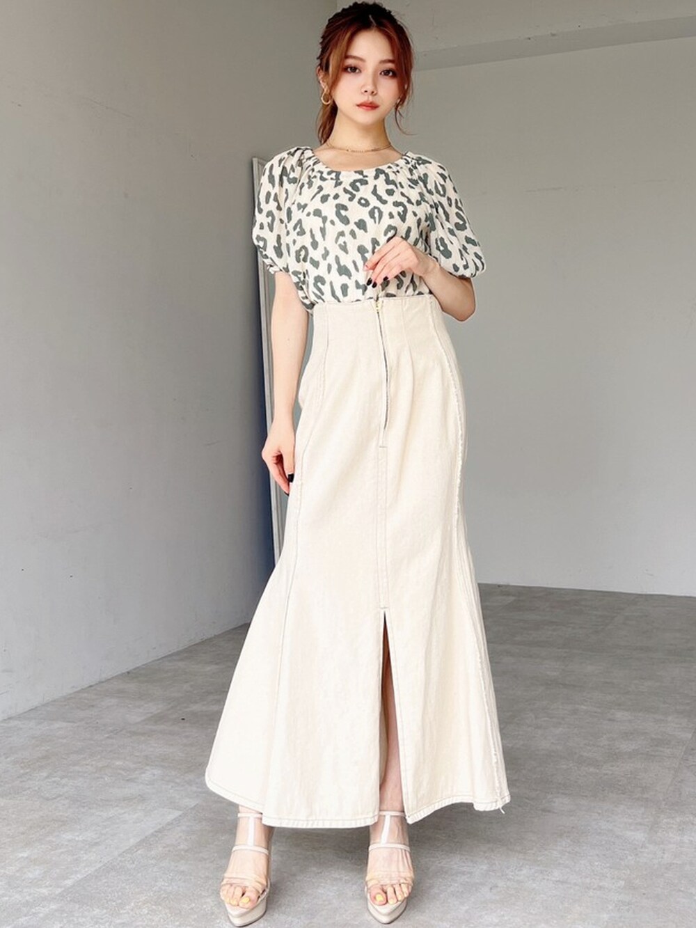 ベージュ系のサンダル、その他のシャツ/ブラウス、ホワイト系のスカートを着用したレディースの夏コーディネートの2枚目の写真