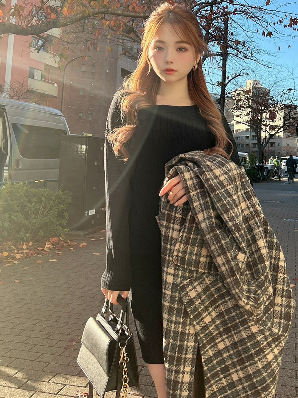 ブラック系のブーツ、その他のその他アウター、ブラック系のワンピースを着用したレディースの冬コーディネートの5枚目の写真