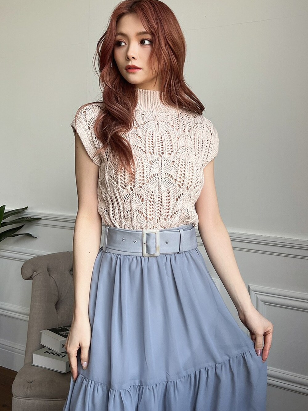 ホワイト系のニット/セーター、ホワイト系のサンダル、ベージュ系のキャミソールを着用したレディースの春コーディネートの3枚目の写真