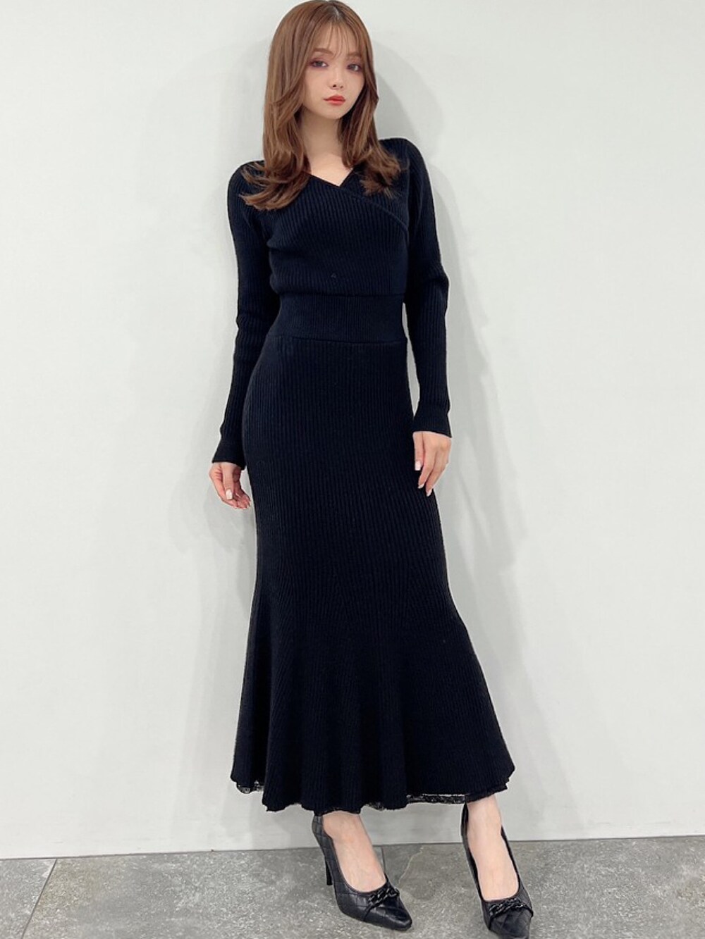 ブラック系のパンプス、ブラック系のワンピース、ホワイト系のその他アウターを着用したレディースの秋コーディネートの4枚目の写真