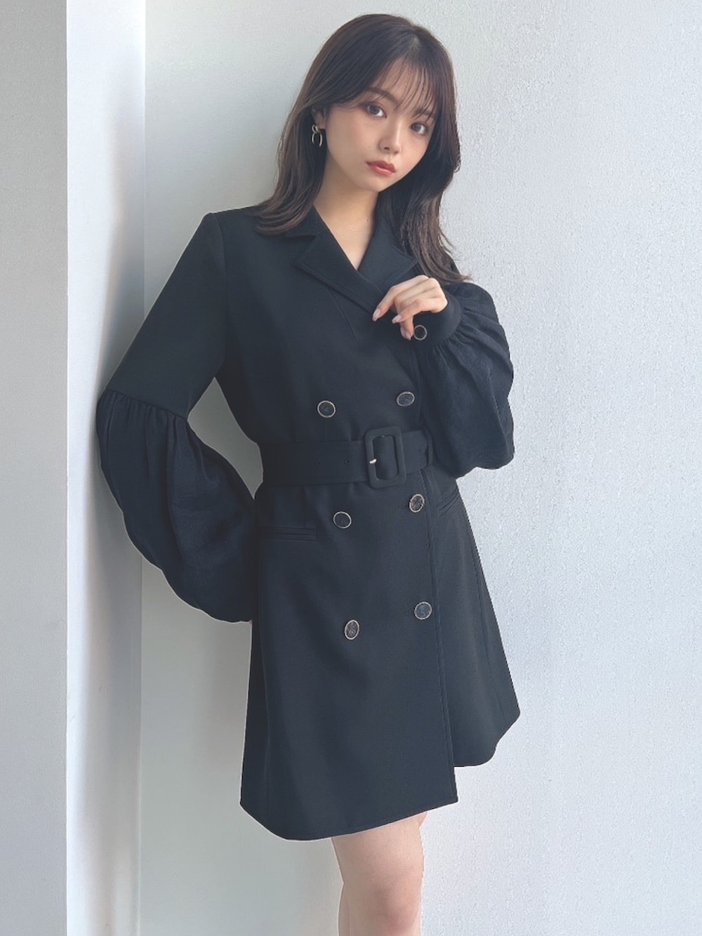 ブラック系のワンピース、ブラック系のハンドバッグを着用したレディースの冬コーディネートの4枚目の写真