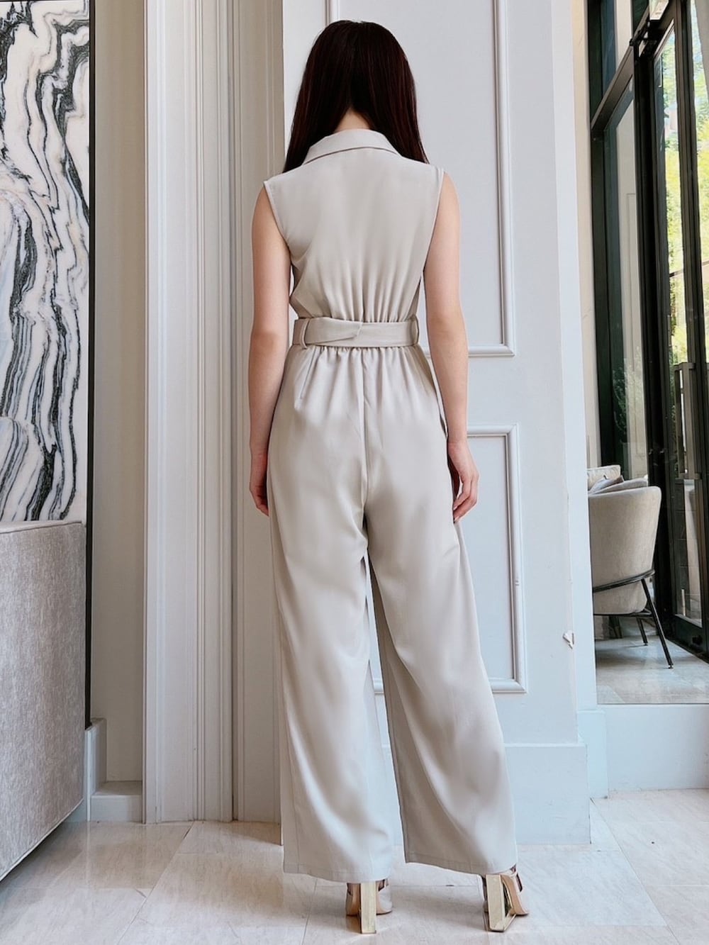 ホワイト系のつなぎ/オールインワン、ベージュ系のサンダル、ゴールド系のネックレスを着用したレディースの夏コーディネートの3枚目の写真