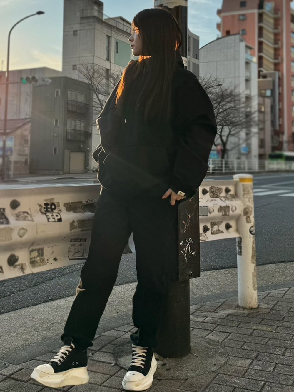 ブラック系のスウェット、ブラック系のスウェットパンツを着用したレディースの冬コーディネートの3枚目の写真