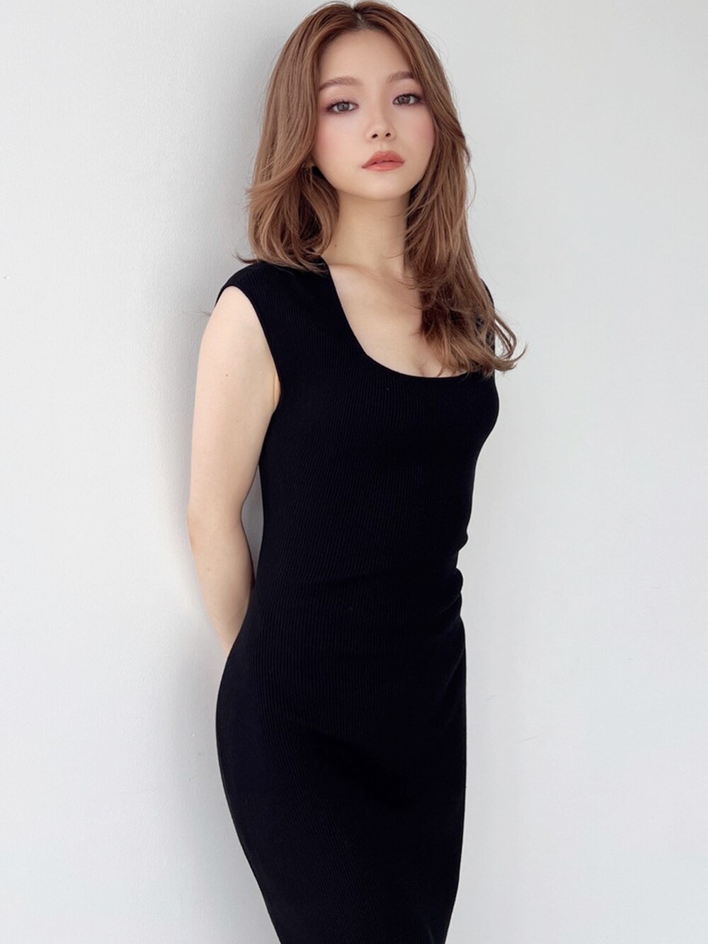 ベージュ系のサンダル、ブラック系のワンピースを着用したレディースの夏コーディネートの4枚目の写真