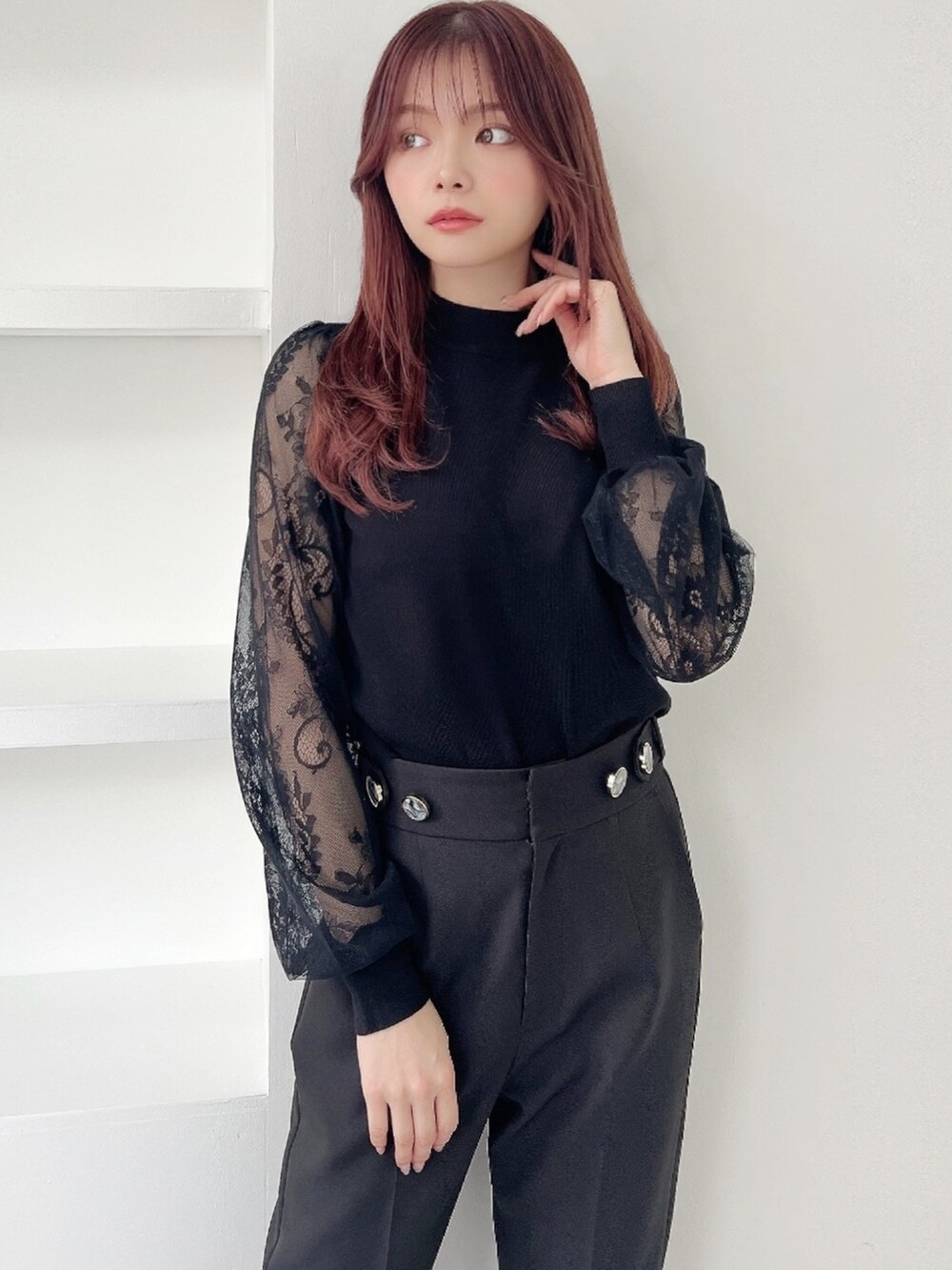 ブラック系のニット/セーター、ブラック系のその他パンツ、ブラック系のパンプスを着用したレディースの冬コーディネートの2枚目の写真