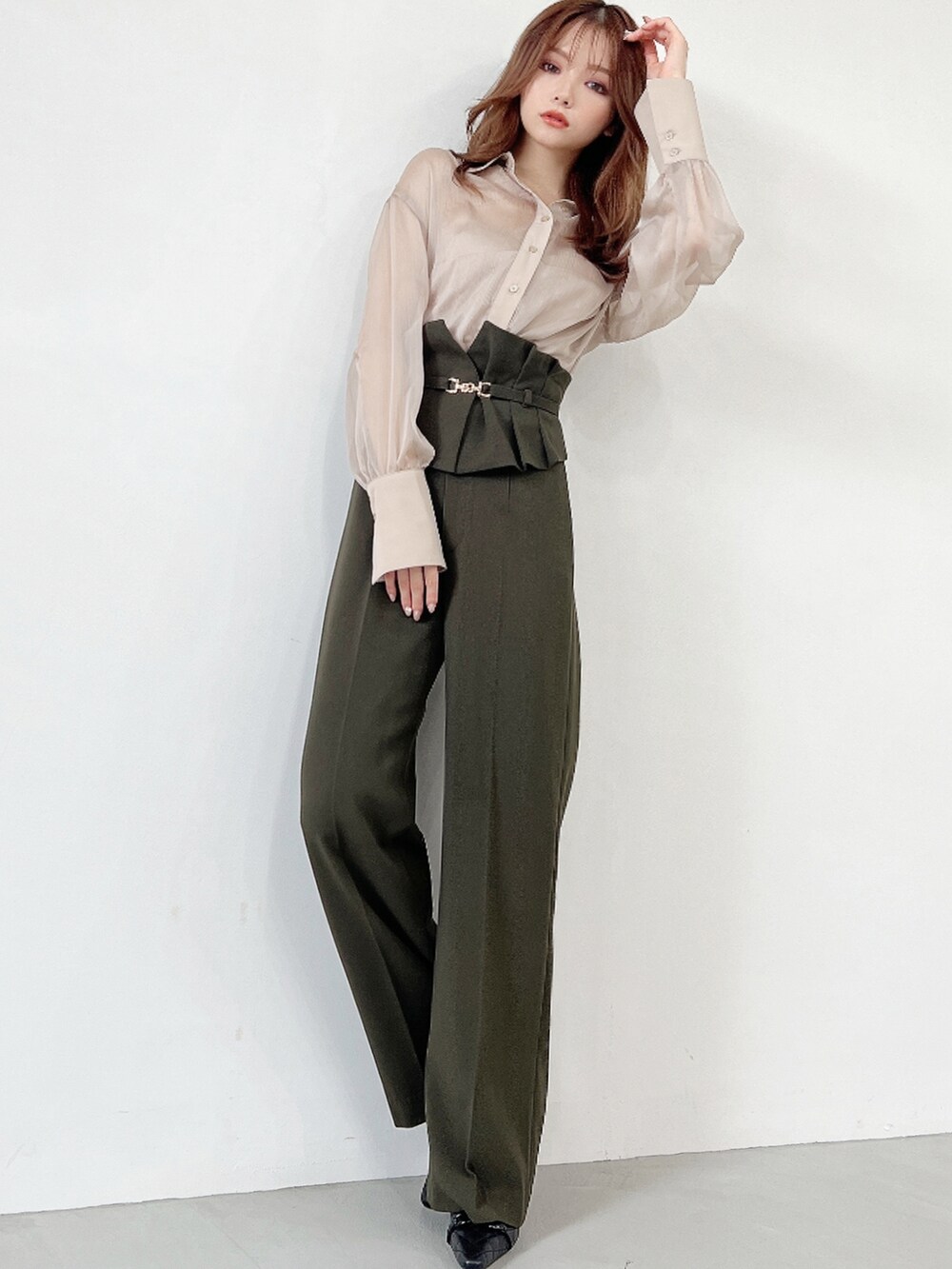 ベージュ系のシャツ/ブラウス、グリーン系のその他パンツ、ブラック系のパンプスを着用したレディースの秋コーディネートの3枚目の写真