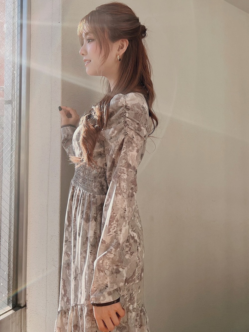 ホワイト系のブーツ、ピンク系のワンピースを着用したレディースの冬コーディネートの2枚目の写真