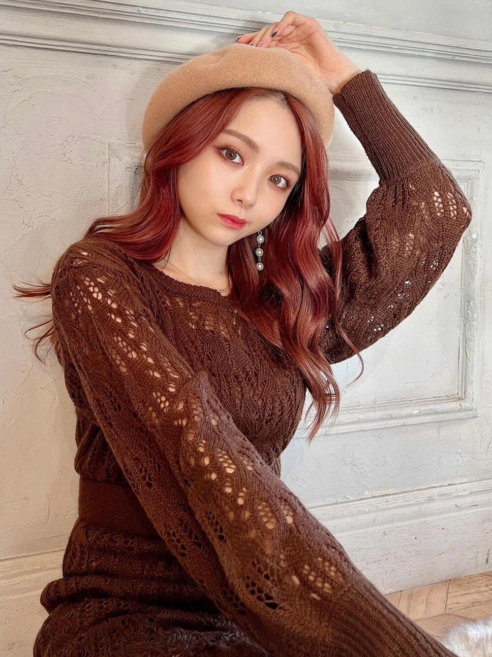 ブラウン系のワンピース、ブラウン系のハンチング/ベレー帽を着用したレディースの秋コーディネートの4枚目の写真