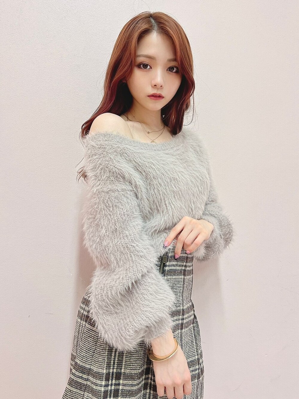 その他のその他パンツ、ベージュ系のカーディガン/ボレロ、ゴールド系のネックレスを着用したレディースの秋コーディネートの3枚目の写真