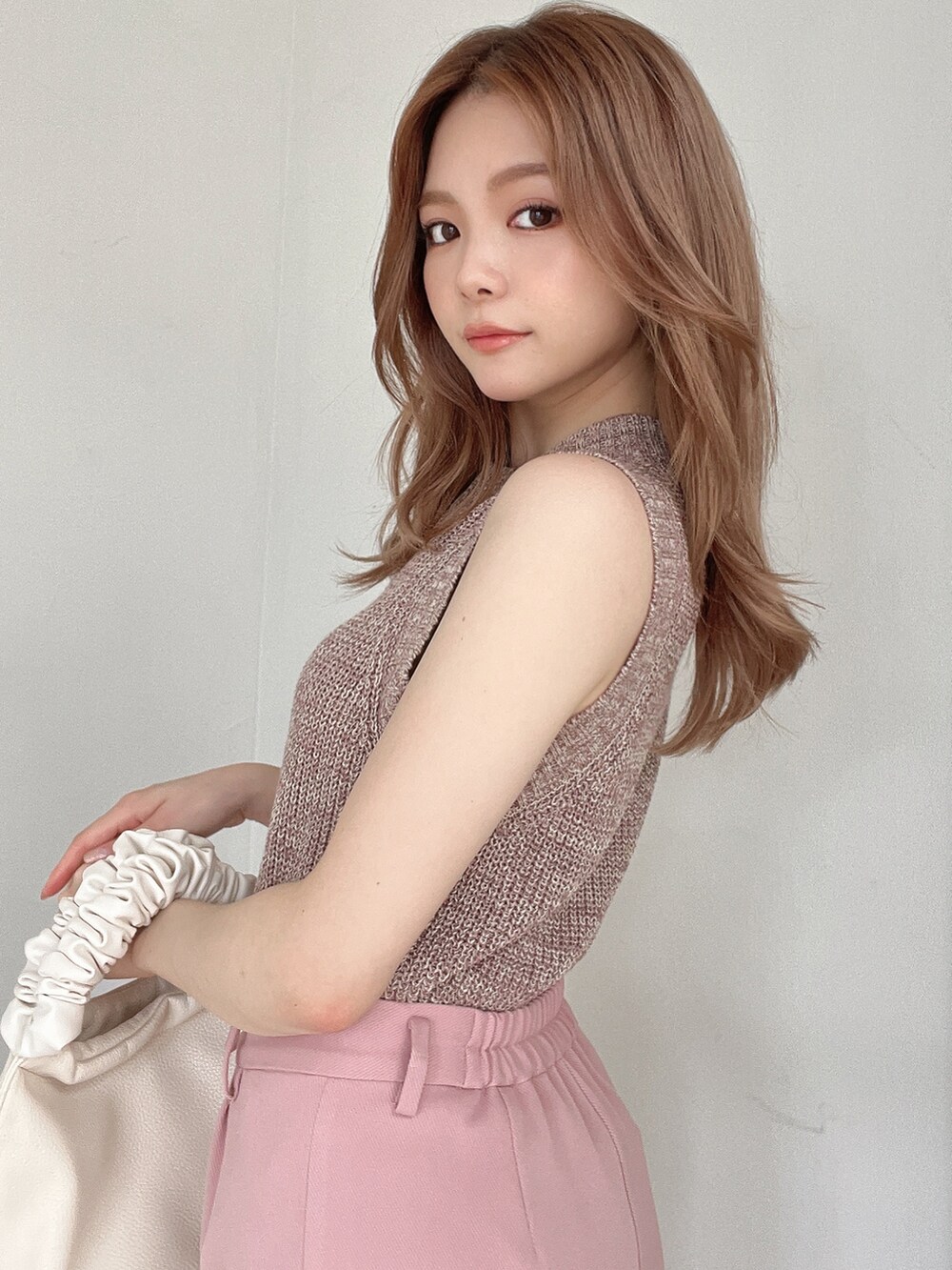 ホワイト系のサンダル、ピンク系のその他パンツ、ブラウン系のニット/セーターを着用したレディースの夏コーディネートの4枚目の写真