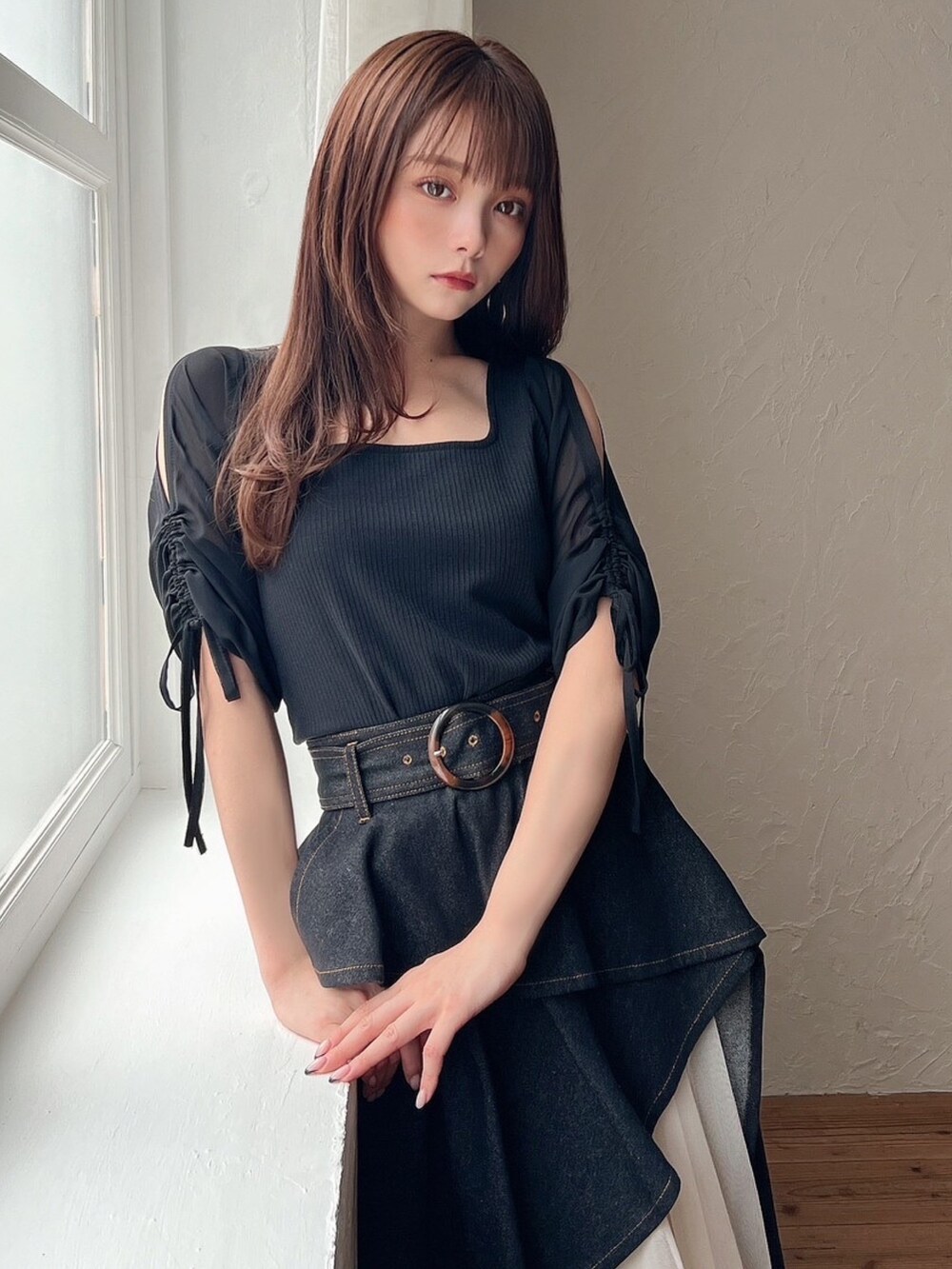 ブラック系のTシャツ/カットソー、ブラック系のスカート、ブラック系のハンドバッグを着用したレディースの夏コーディネートの2枚目の写真
