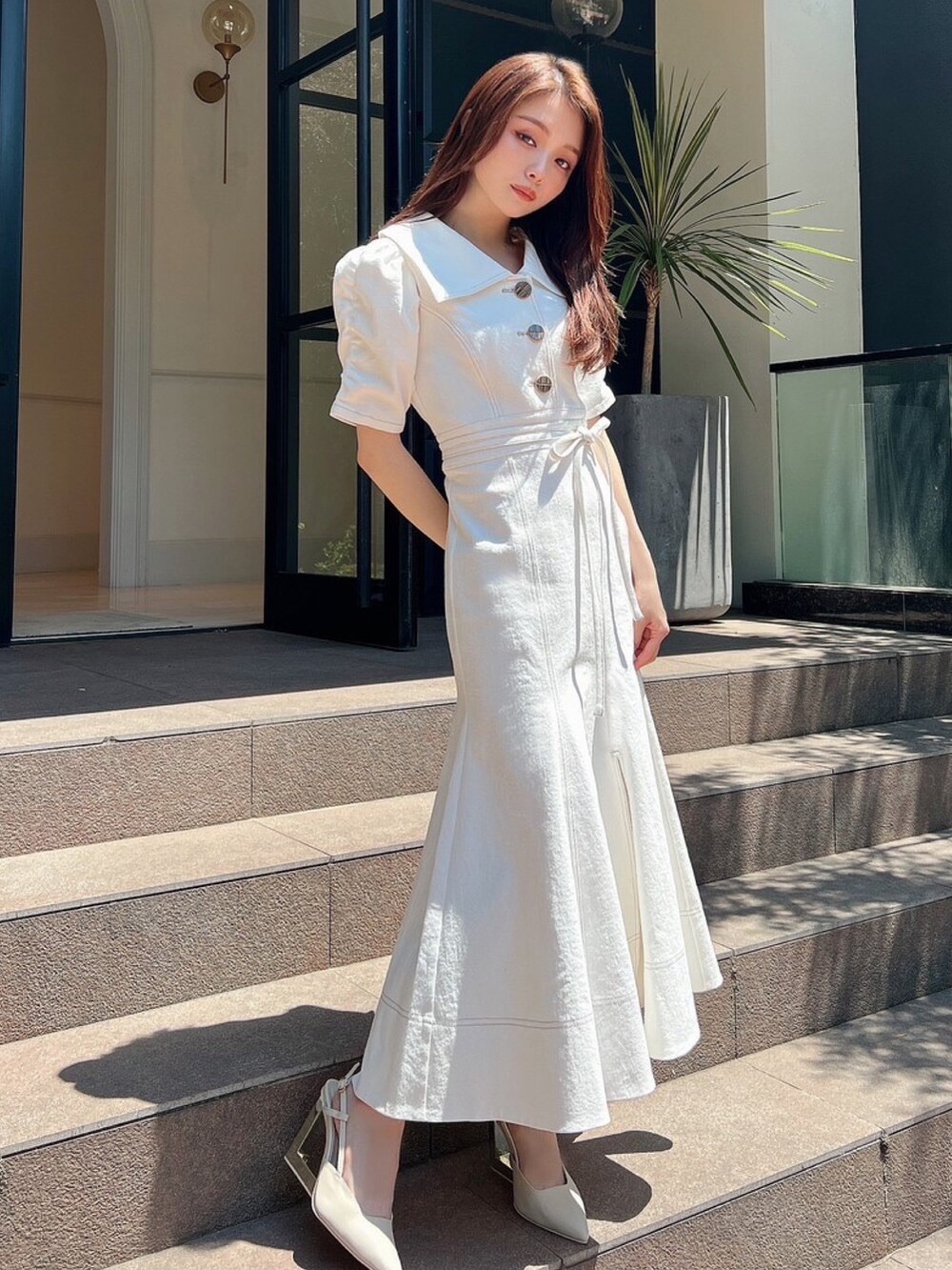 ホワイト系のワンピース、ホワイト系のサンダルを着用したレディースの夏コーディネートの2枚目の写真