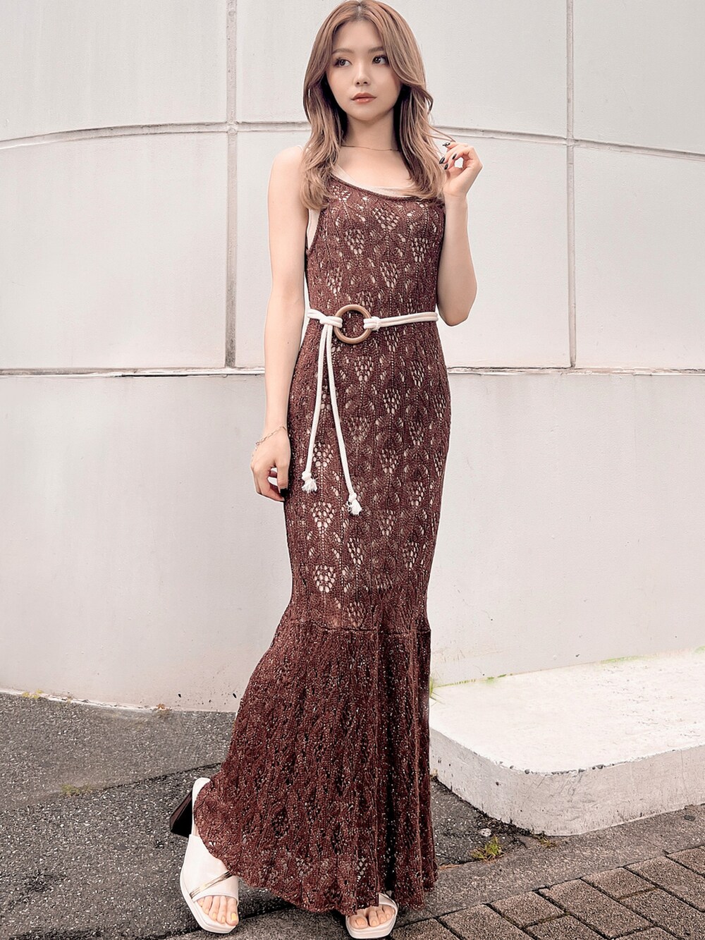 ブラウン系のワンピース、ホワイト系のサンダルを着用したレディースの夏コーディネートの2枚目の写真