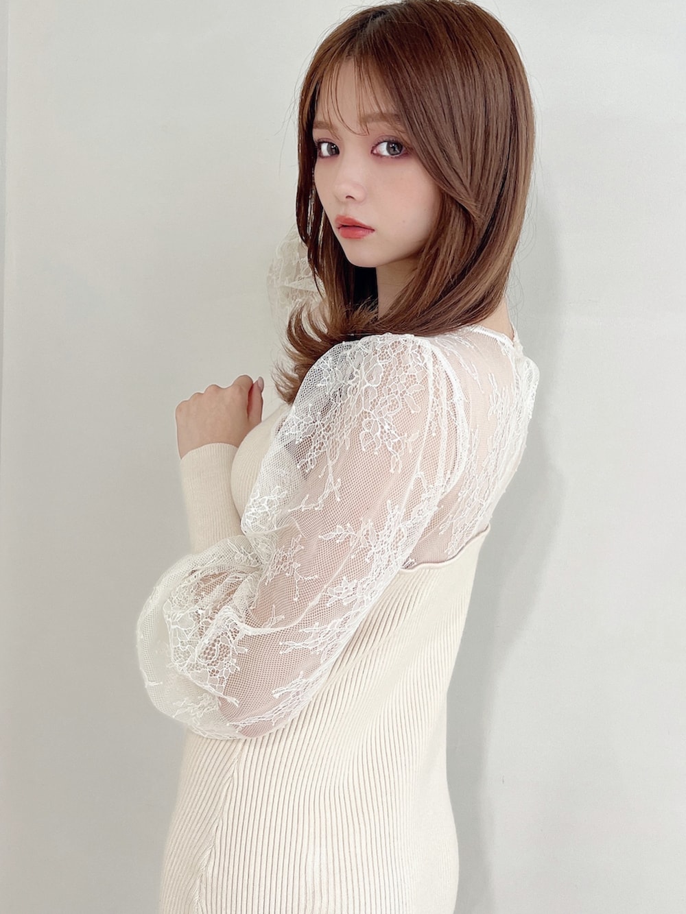 ホワイト系のワンピースを着用したレディースの秋コーディネートの3枚目の写真