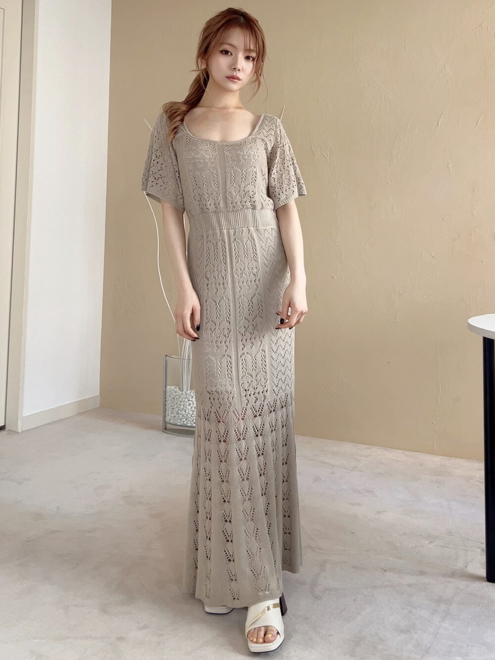 ベージュ系のワンピース、ホワイト系のサンダルを着用したレディースの春コーディネートの2枚目の写真