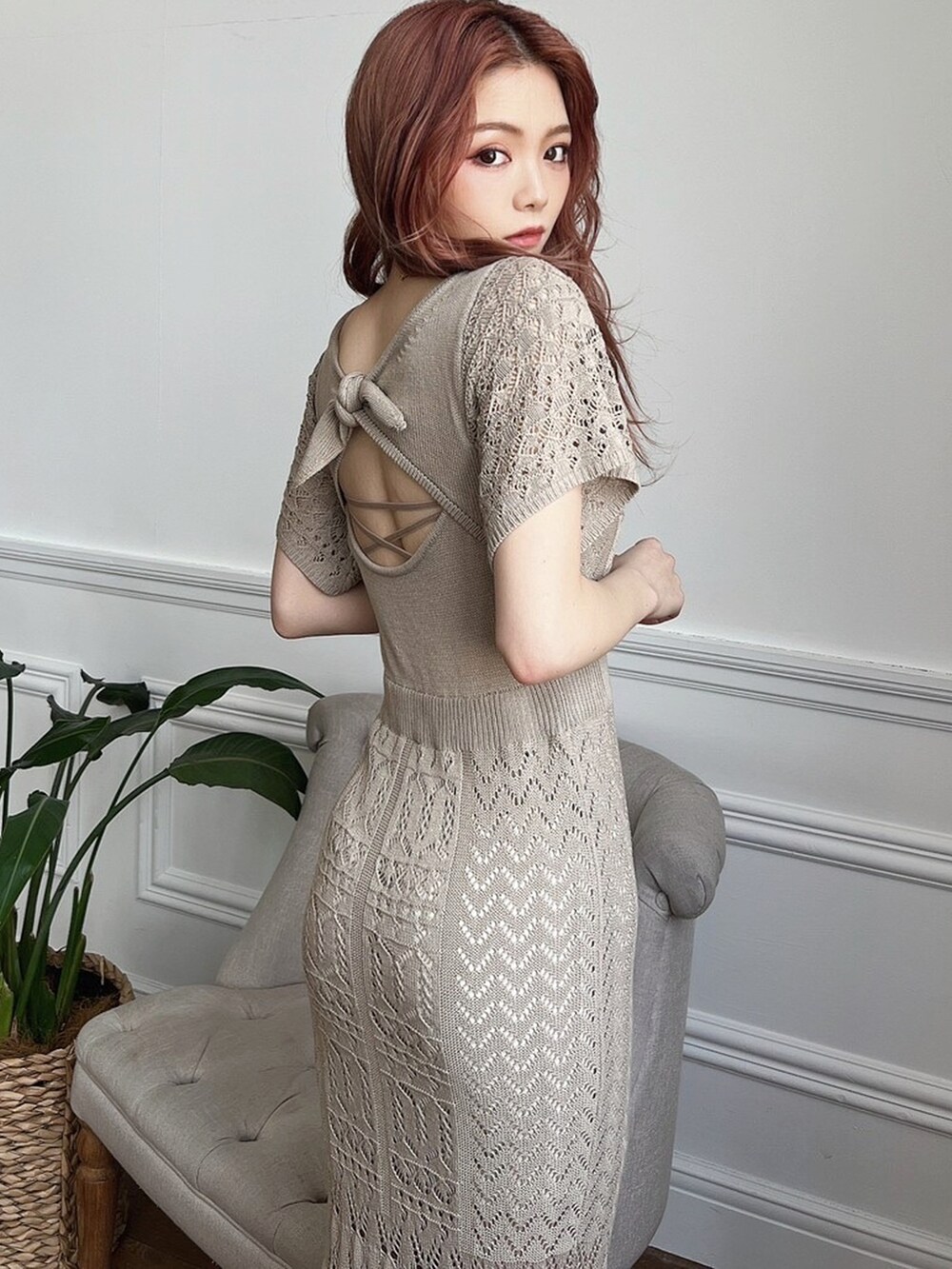 ベージュ系のワンピース、ホワイト系のパンプス、ベージュ系のキャミソールを着用したレディースの春コーディネートの3枚目の写真