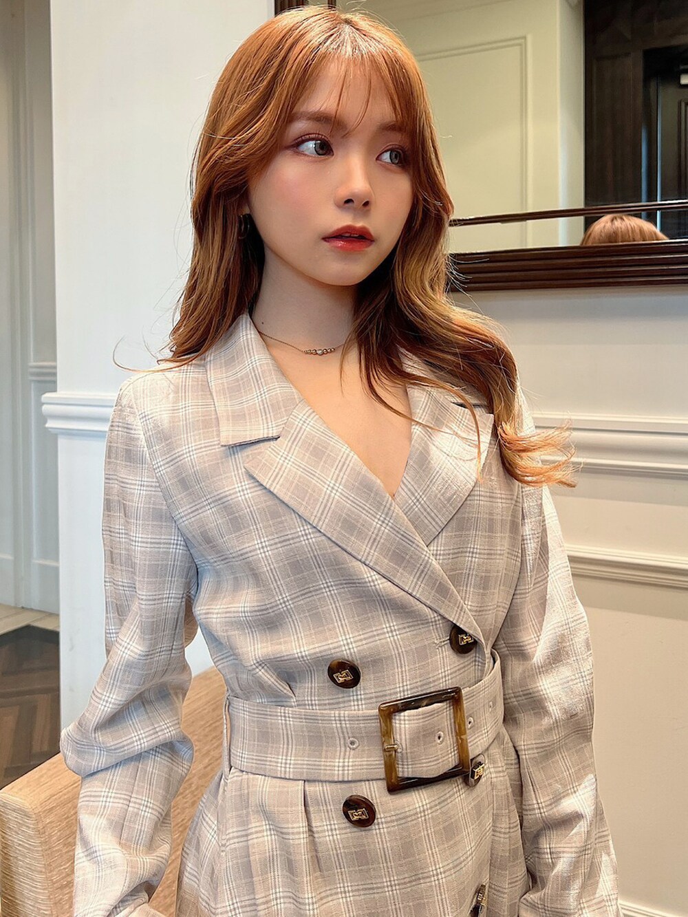 ブラウン系のブーツ、その他のテーラードジャケット、ホワイト系のニット/セーターを着用したレディースの冬コーディネートの4枚目の写真