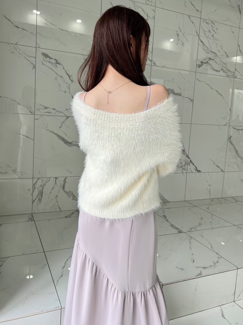 ホワイト系のカーディガン/ボレロ、ピンク系のワンピース、ベージュ系のブーツを着用したレディースの秋コーディネートの4枚目の写真