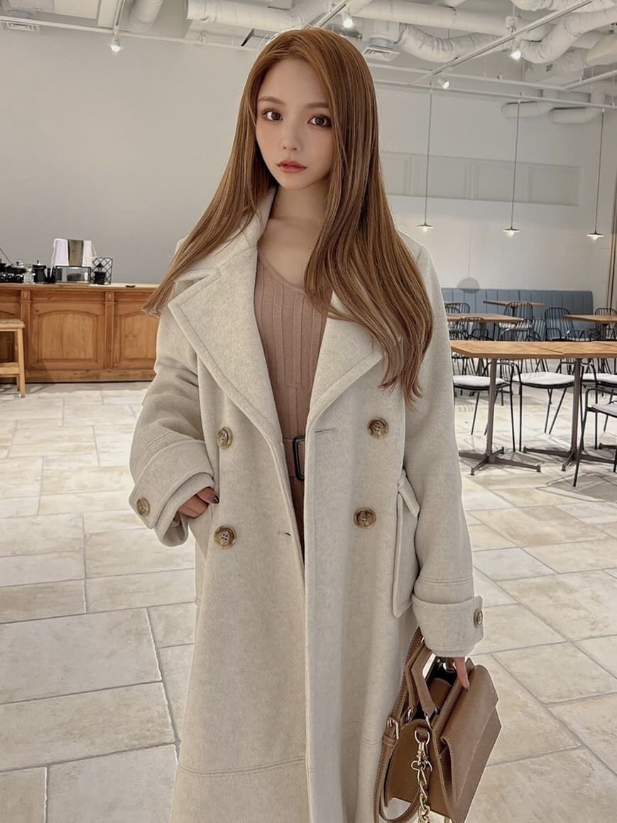 ホワイト系のその他アウター、ブラウン系のブーツ、ベージュ系のワンピースを着用したレディースの秋コーディネートの2枚目の写真