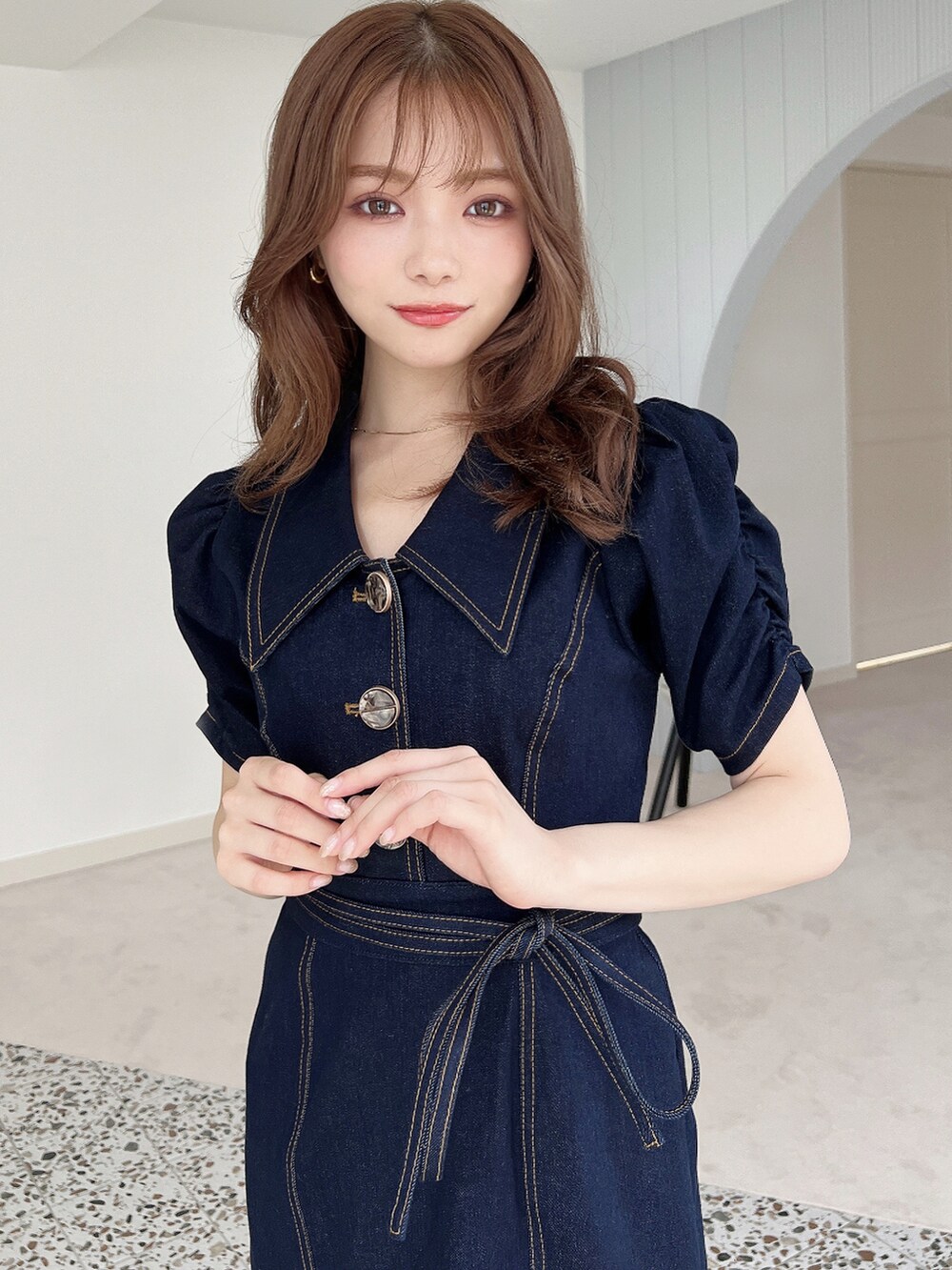 ブラック系のサンダル、ブルー系のワンピースを着用したレディースの夏コーディネートの4枚目の写真