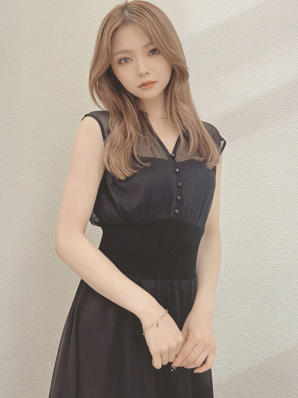 ホワイト系のサンダル、ブラック系のワンピースを着用したレディースの夏コーディネートの3枚目の写真