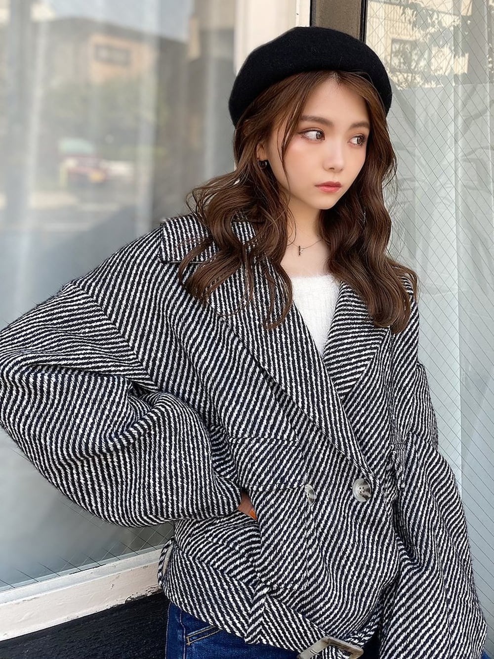 ブラック系のその他アウター、ブラック系のハンドバッグ、ホワイト系のカーディガン/ボレロを着用したレディースの秋コーディネートの5枚目の写真