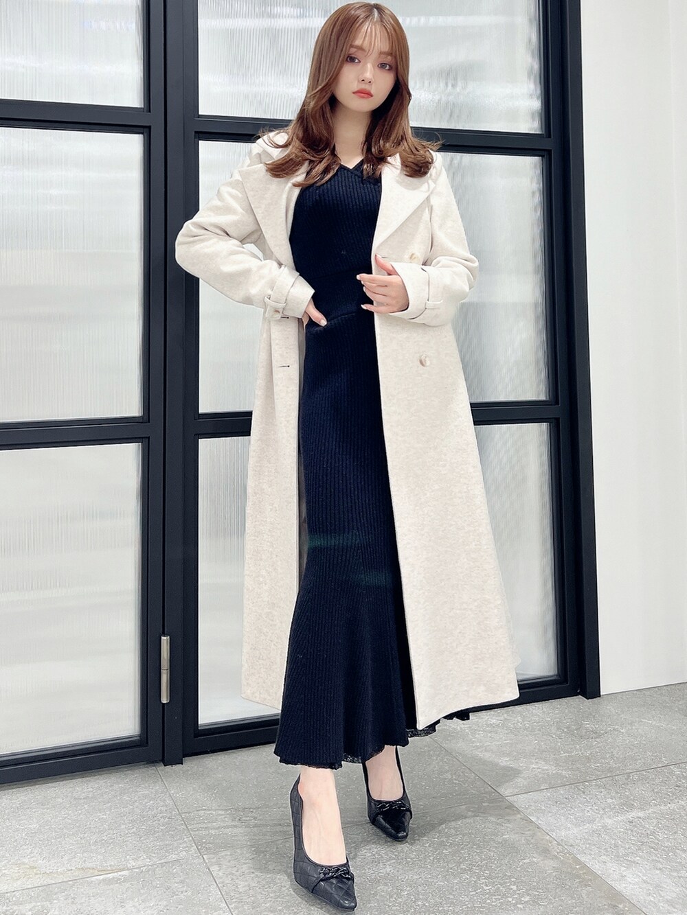 ブラック系のパンプス、ブラック系のワンピース、ホワイト系のその他アウターを着用したレディースの秋コーディネートの3枚目の写真