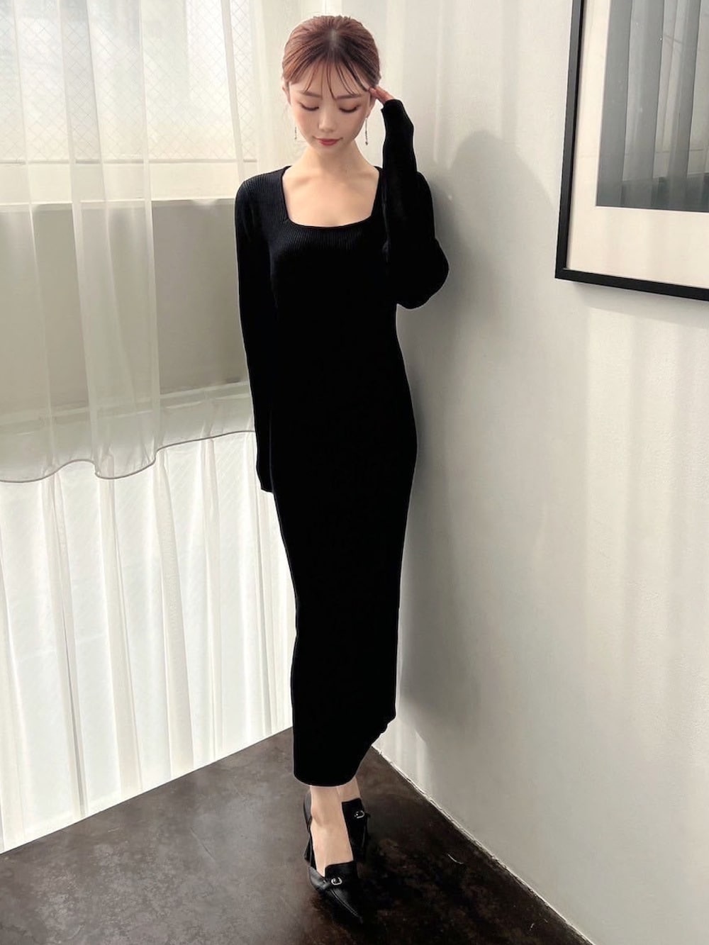 ブラック系のワンピースを着用したレディースの秋コーディネートの6枚目の写真