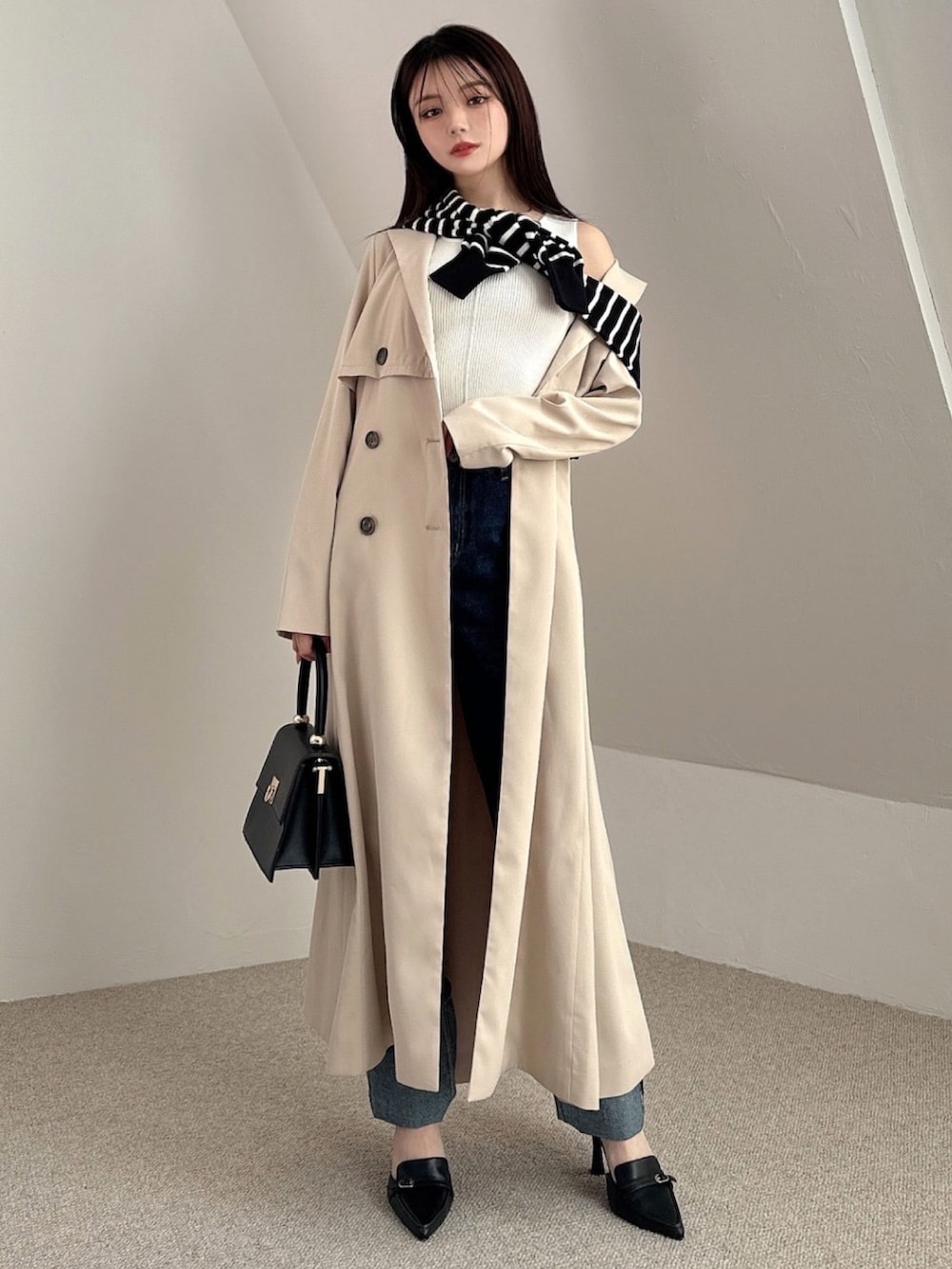 ベージュ系のトレンチコート、その他のカーディガン/ボレロ、ブルー系のデニムパンツを着用したレディースの冬コーディネートの2枚目の写真