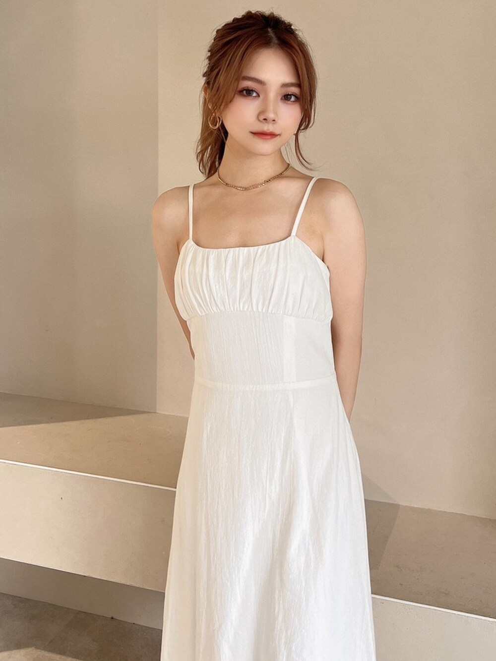 ホワイト系のサンダル、ホワイト系のワンピースを着用したレディースの夏コーディネートの4枚目の写真