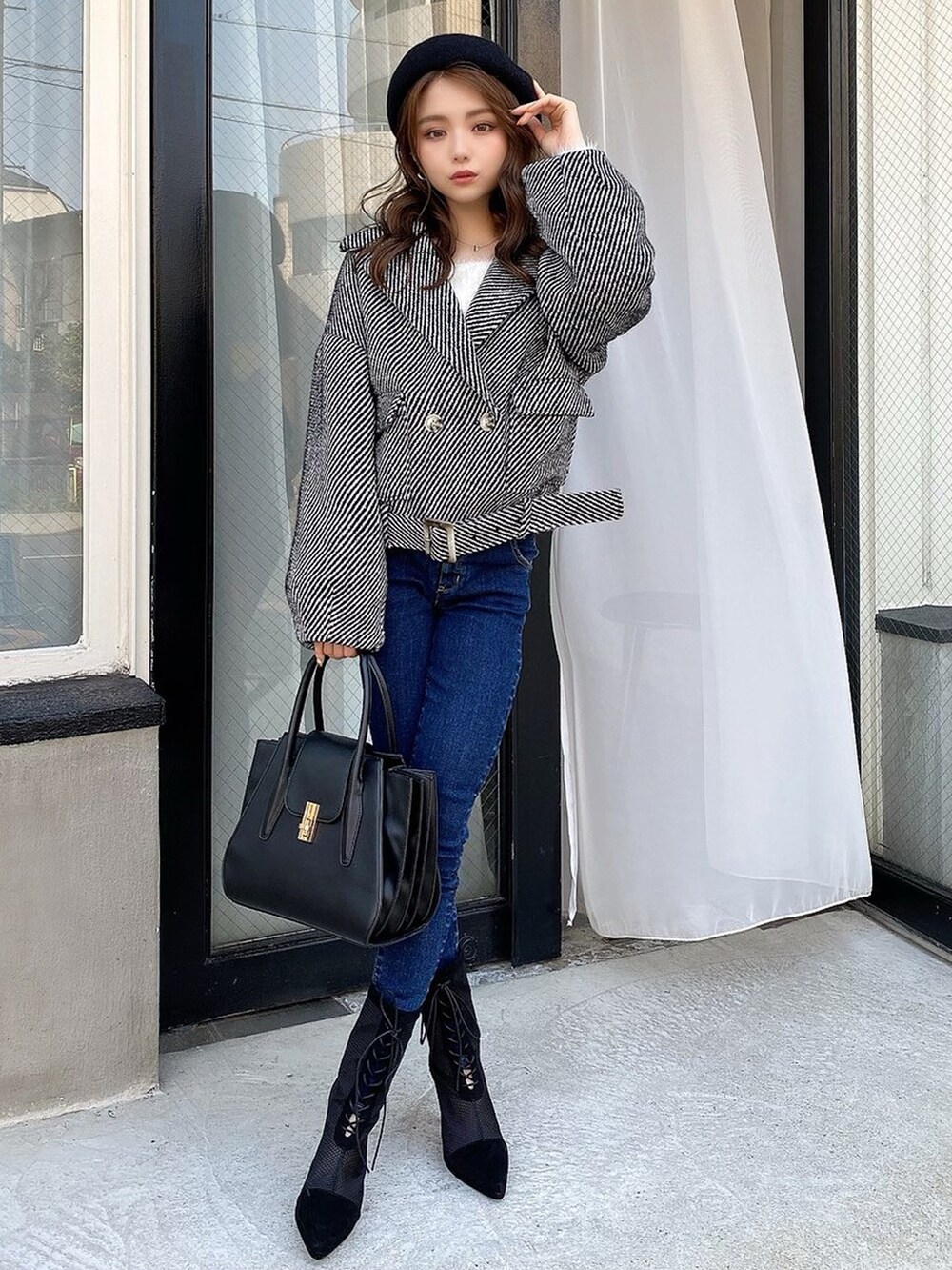 ブラック系のその他アウター、ブラック系のハンドバッグ、ホワイト系のカーディガン/ボレロを着用したレディースの秋コーディネートの2枚目の写真