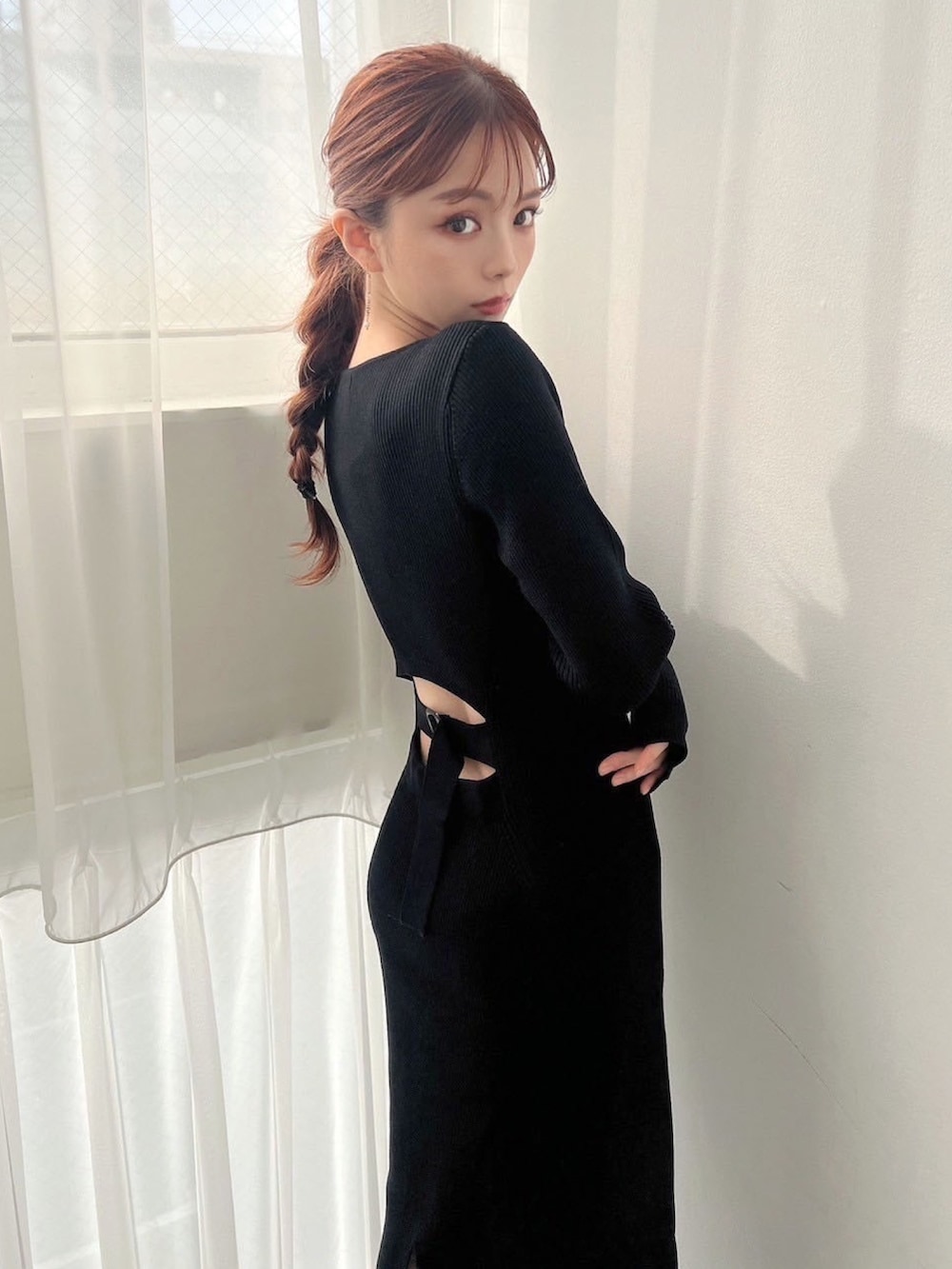 ブラック系のワンピースを着用したレディースの秋コーディネートの2枚目の写真