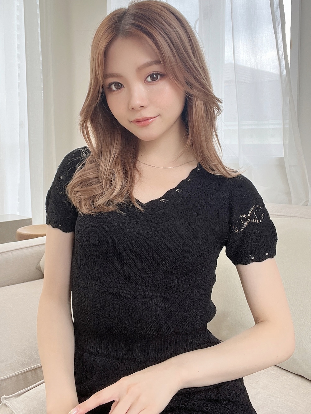 ブラック系のサンダル、ブラック系のワンピースを着用したレディースの夏コーディネートの3枚目の写真