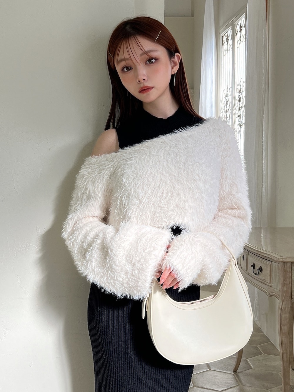 その他のワンピース、ホワイト系のハンドバッグ、ブラック系のブーツを着用したレディースの冬コーディネートの5枚目の写真