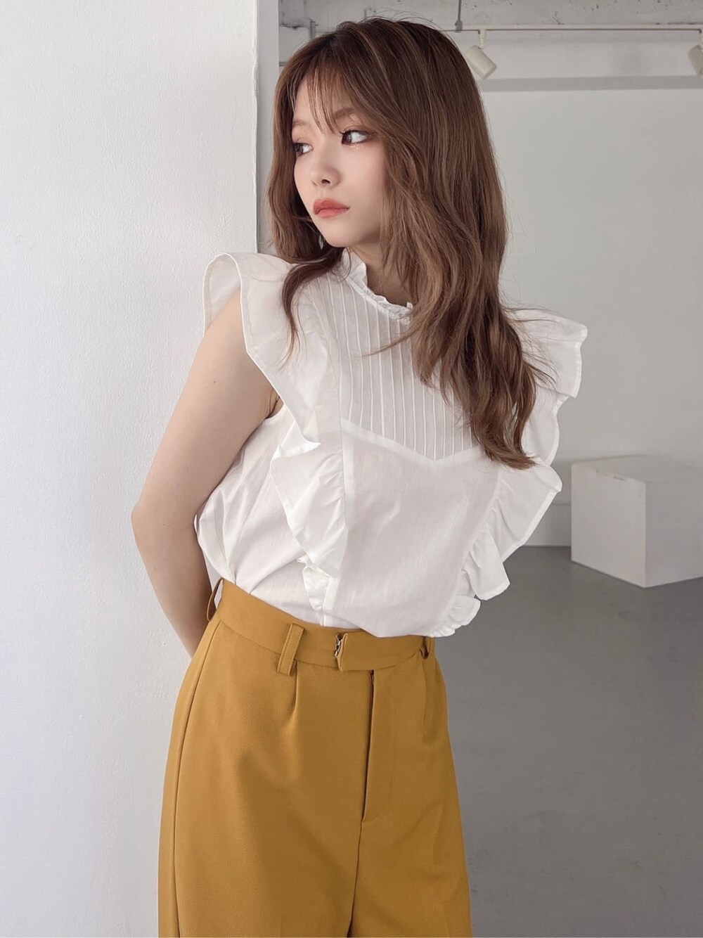 イエロー系のその他パンツ、ベージュ系のサンダル、ホワイト系のシャツ/ブラウスを着用したレディースの夏コーディネートの3枚目の写真