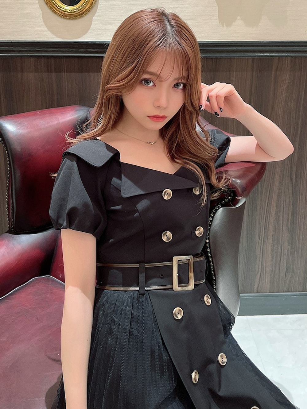 ブラック系のワンピース、ブラック系のパンプスを着用したレディースの冬コーディネートの4枚目の写真