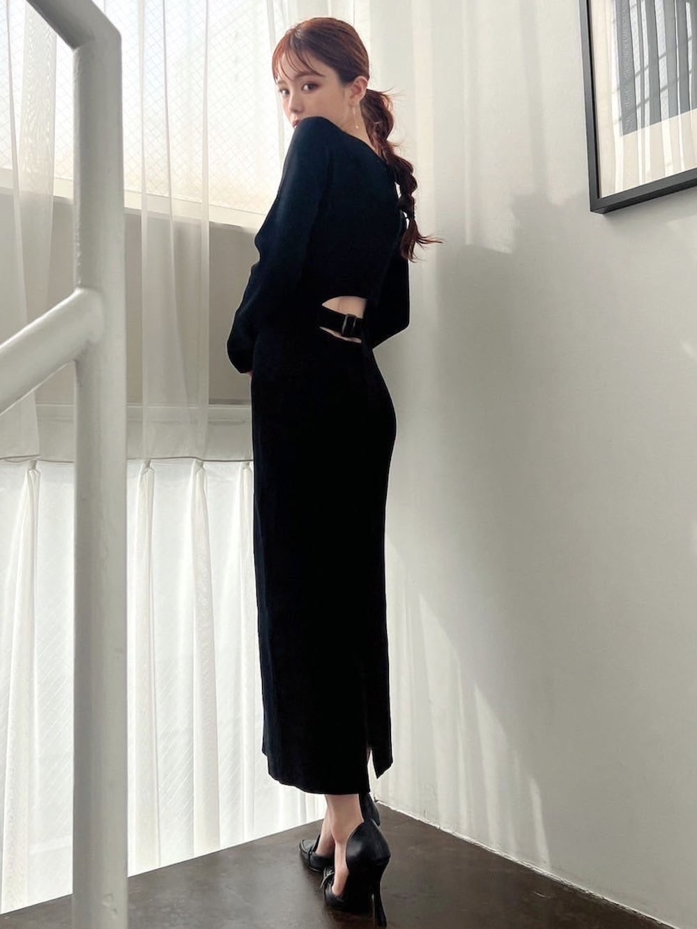 ブラック系のワンピースを着用したレディースの秋コーディネートの4枚目の写真