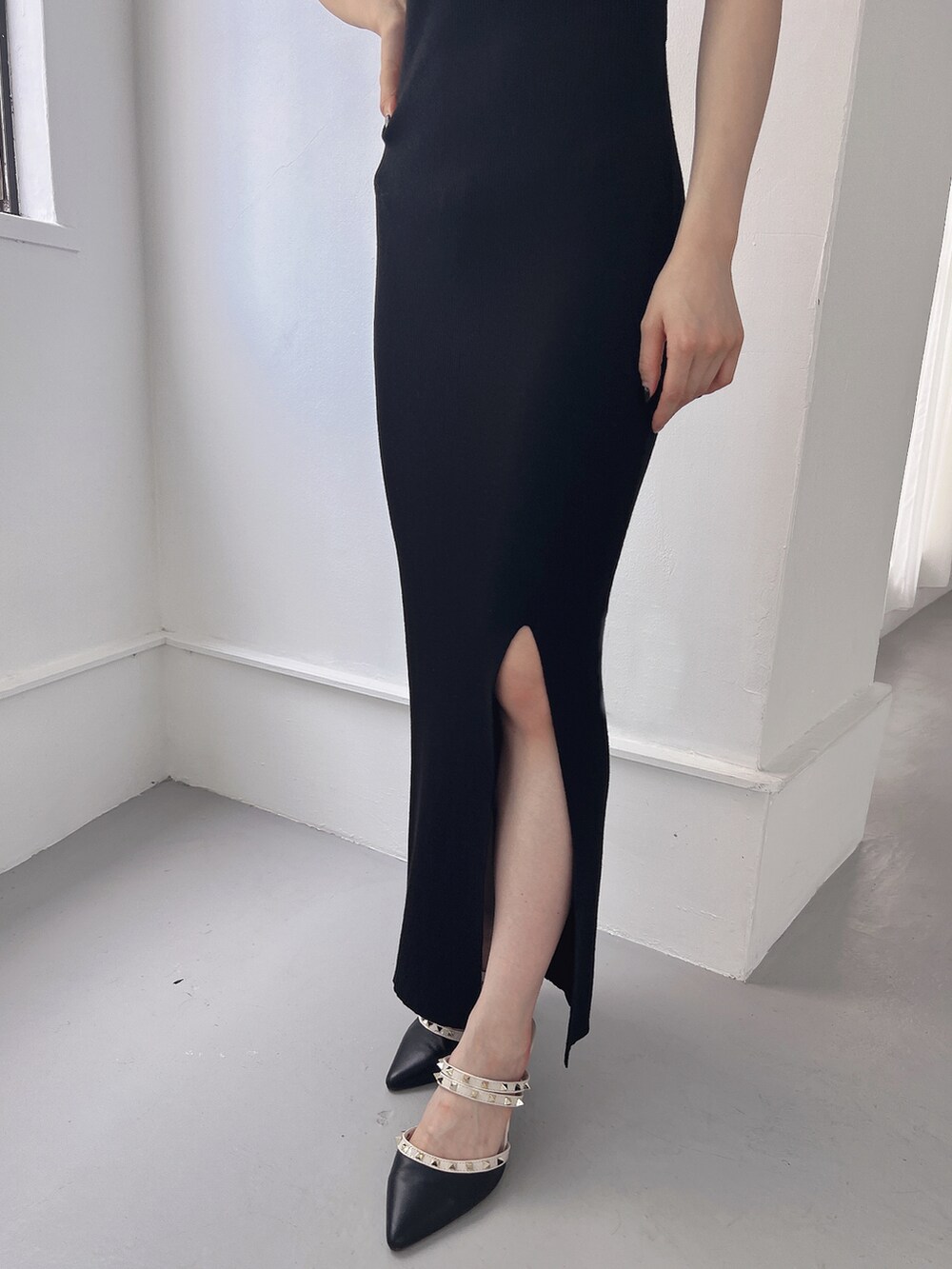 ブラック系のワンピース、ブラック系のパンプスを着用したレディースの夏コーディネートの4枚目の写真