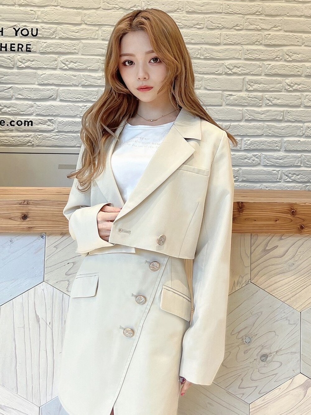 ホワイト系のTシャツ/カットソー、ホワイト系のスカート、ブラウン系のブーツを着用したレディースの春コーディネートの2枚目の写真