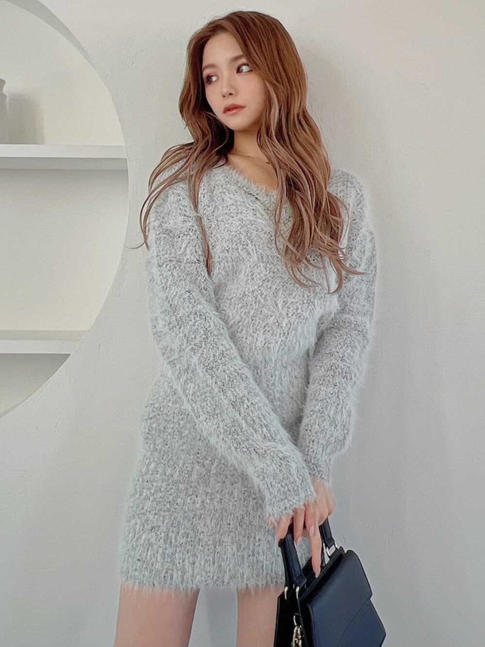 その他のワンピース、ブラック系のブーツを着用したレディースの冬コーディネートの4枚目の写真