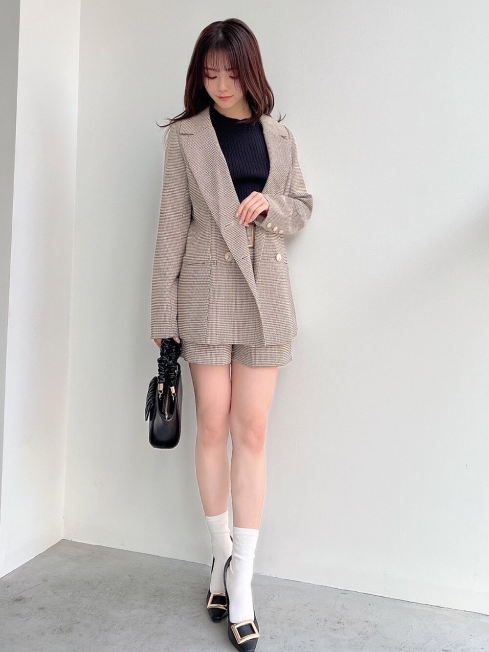 その他のテーラードジャケット、その他のその他パンツ、ブラック系のニット/セーターを着用したレディースの冬コーディネートの2枚目の写真