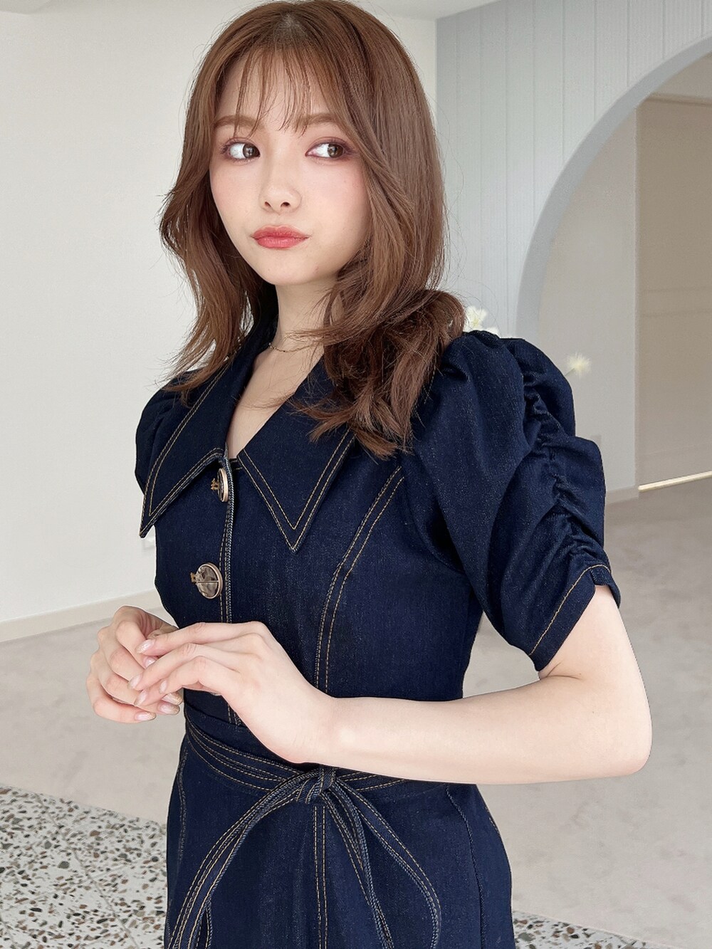 ブラック系のサンダル、ブルー系のワンピースを着用したレディースの夏コーディネートの3枚目の写真