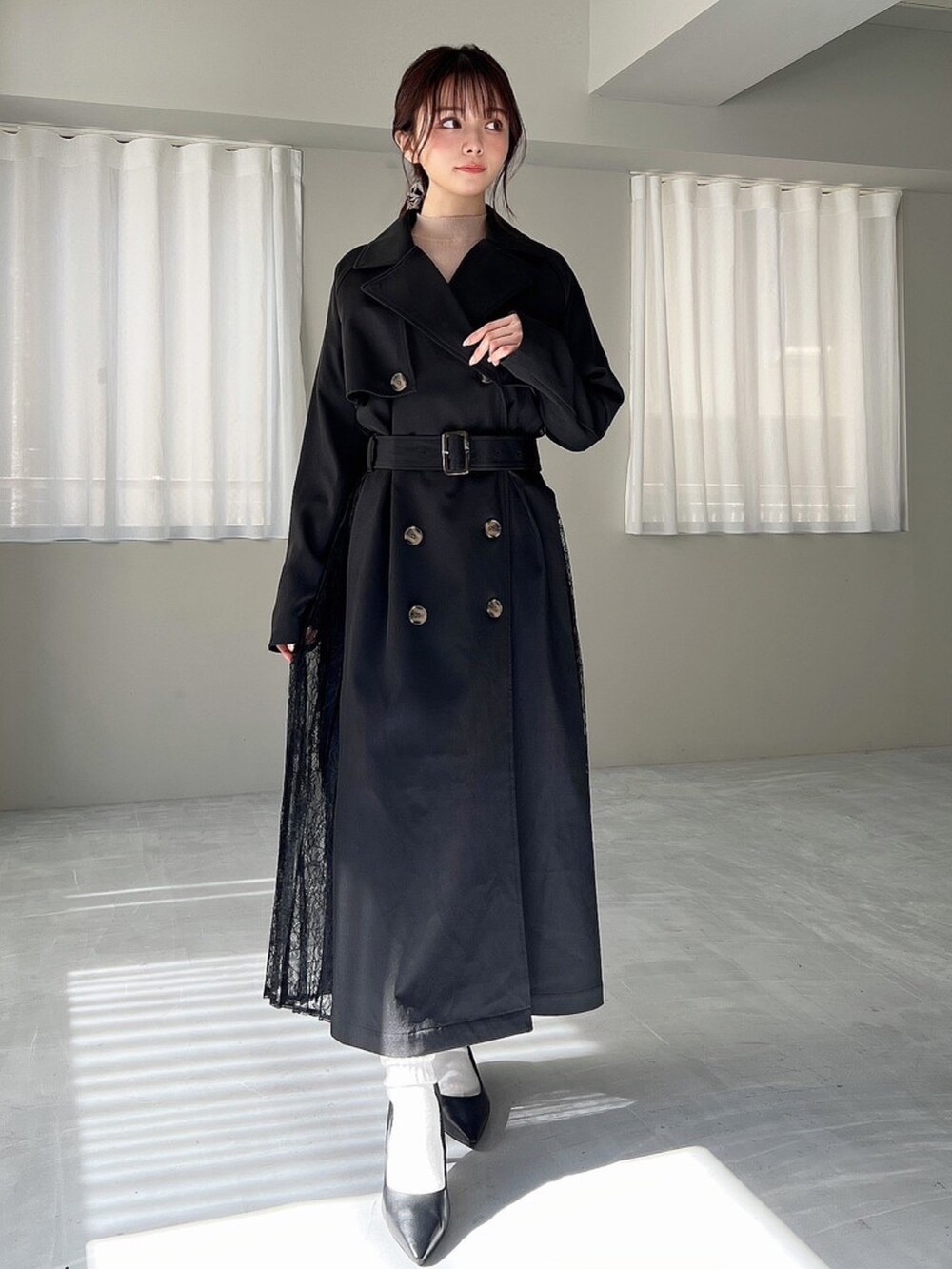 「RESEXXY、リゼクシー、トレンチコート、春、春服、シンプル、お出かけコーデ、休日スタイル、骨格ストレート」｜「RESEXXYのレースプリーツトレンチコート（トレンチコート、ブラック系）」を使った、miyuさん（レディース・152cm）の春コーディネートの3枚目の写真