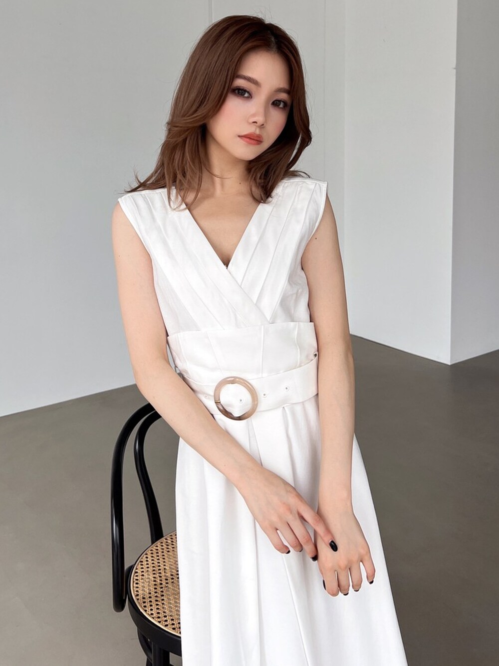 ベージュ系のサンダル、ホワイト系のワンピースを着用したレディースの夏コーディネートの2枚目の写真