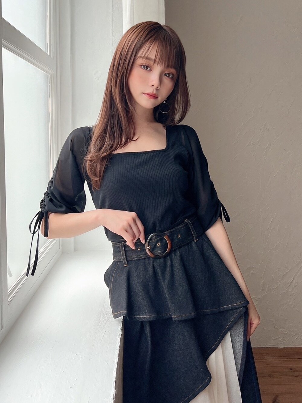 ブラック系のTシャツ/カットソー、ブラック系のスカート、ブラック系のハンドバッグを着用したレディースの夏コーディネートの3枚目の写真