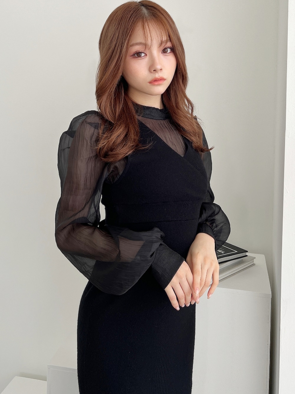 ブラック系のワンピース、ブラック系のブーツを着用したレディースの秋コーディネートの4枚目の写真