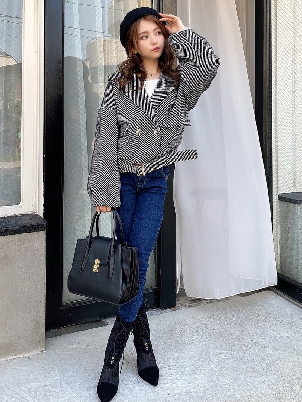 ブラック系のその他アウター、ブラック系のハンドバッグ、ホワイト系のカーディガン/ボレロを着用したレディースの秋コーディネートの3枚目の写真