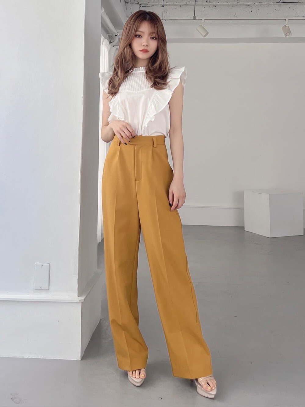 イエロー系のその他パンツ、ベージュ系のサンダル、ホワイト系のシャツ/ブラウスを着用したレディースの夏コーディネートの2枚目の写真