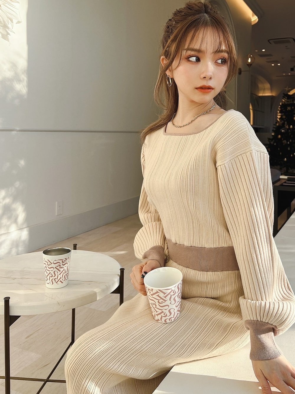 ホワイト系のワンピース、ベージュ系のサンダルを着用したレディースの冬コーディネートの3枚目の写真