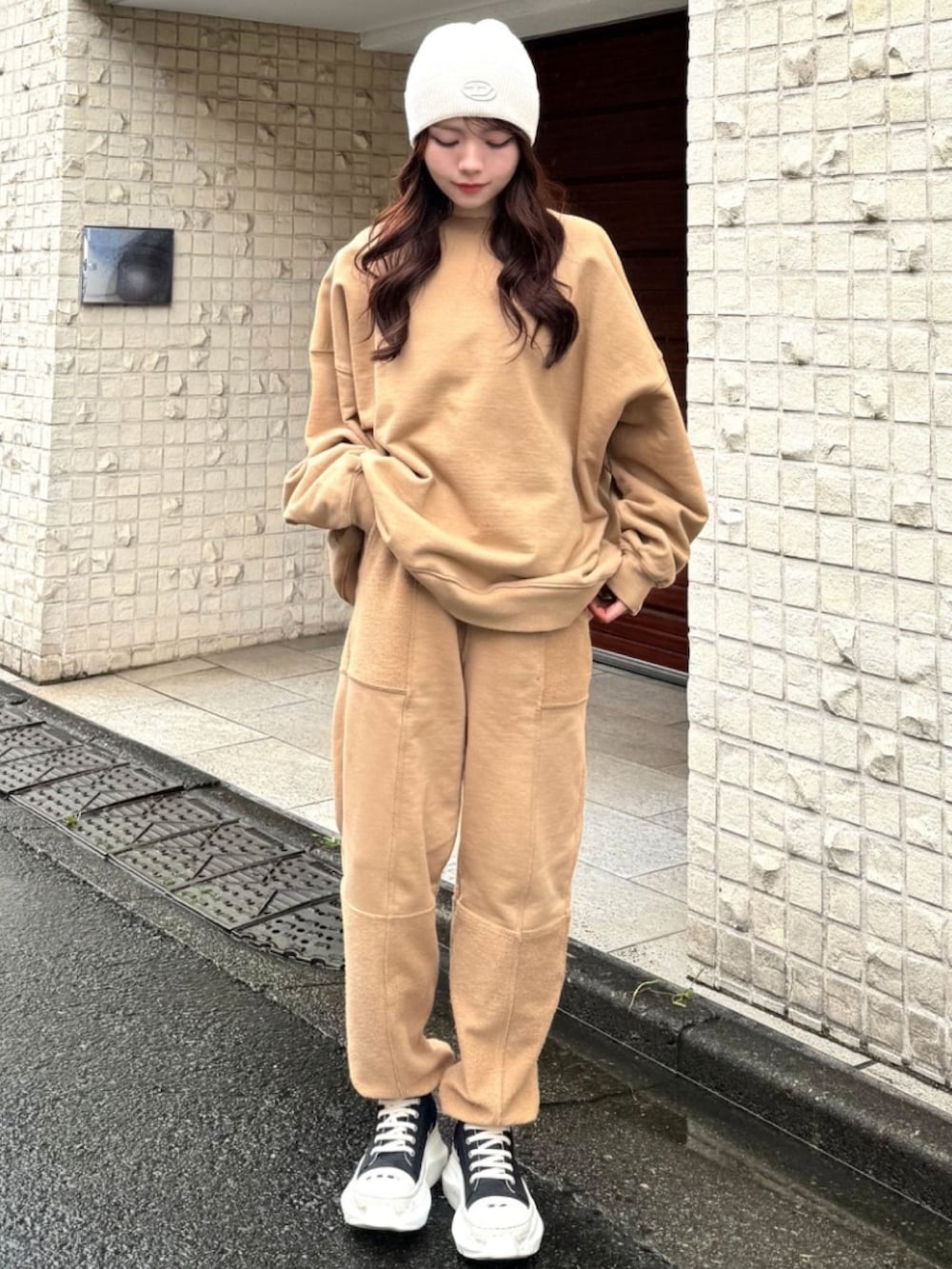 ベージュ系のスウェット、ベージュ系のスウェットパンツを着用したレディースの春コーディネートの2枚目の写真